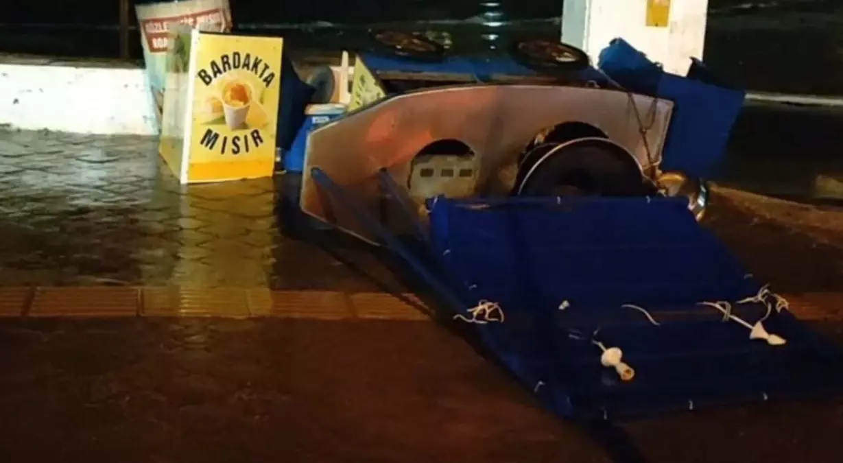 Kuşadası\'nda Sağanak Yağış Felç Etti