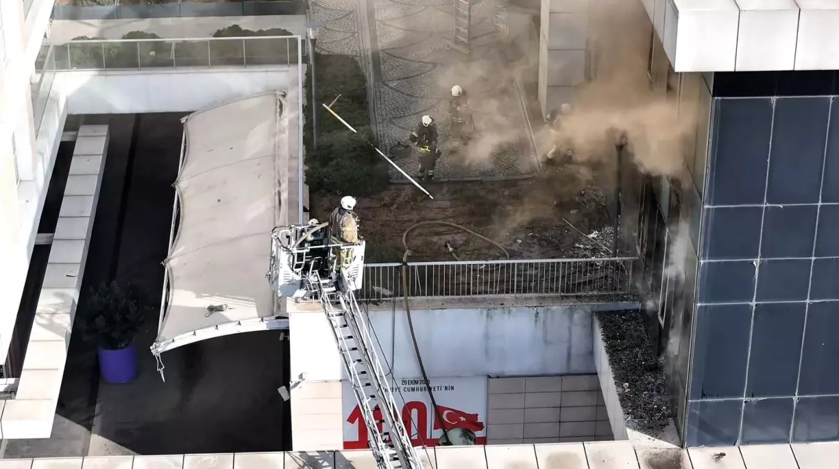 Bağcılar\'daki Gece Kulübünde Yangın