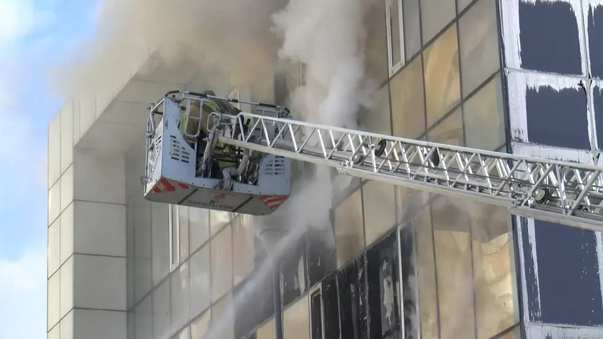 Bağcılar\'da Alışveriş Merkezinde Yangın