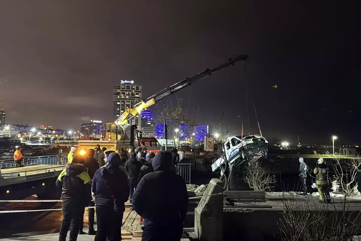 Bakırköy\'de kaza yapan zabıta aracı denize düştü