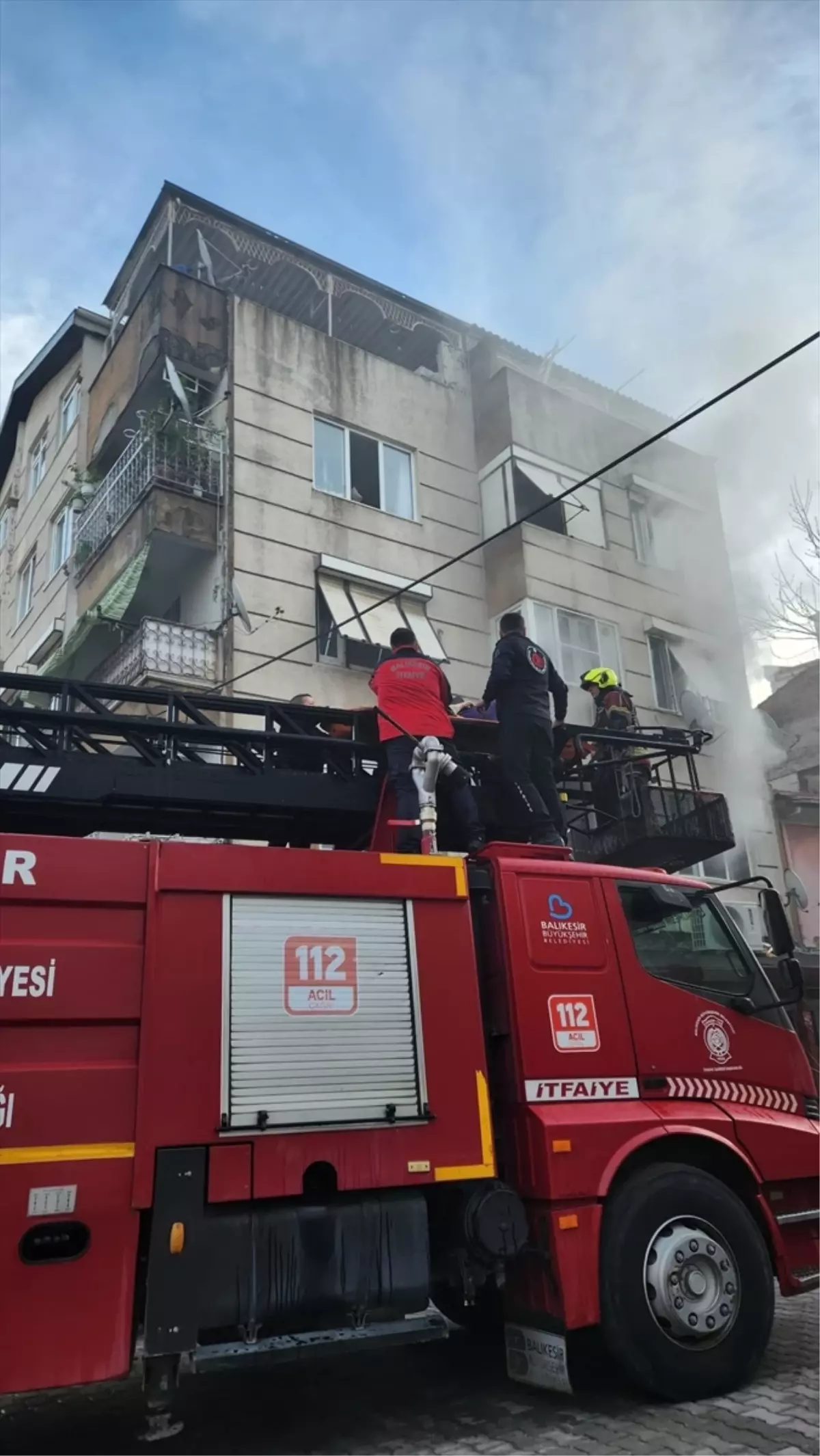 Edremit\'te Apartman Yangını: 4 Yaralı