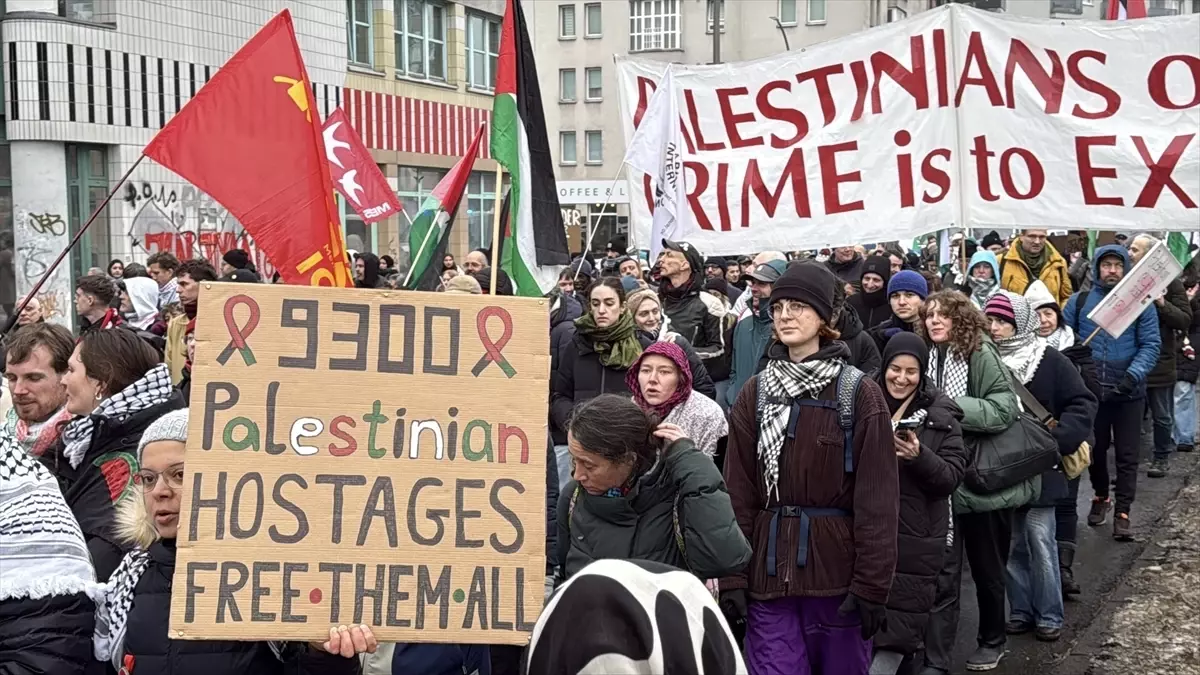 Berlin\'de Filistin\'e Destek Gösterisi