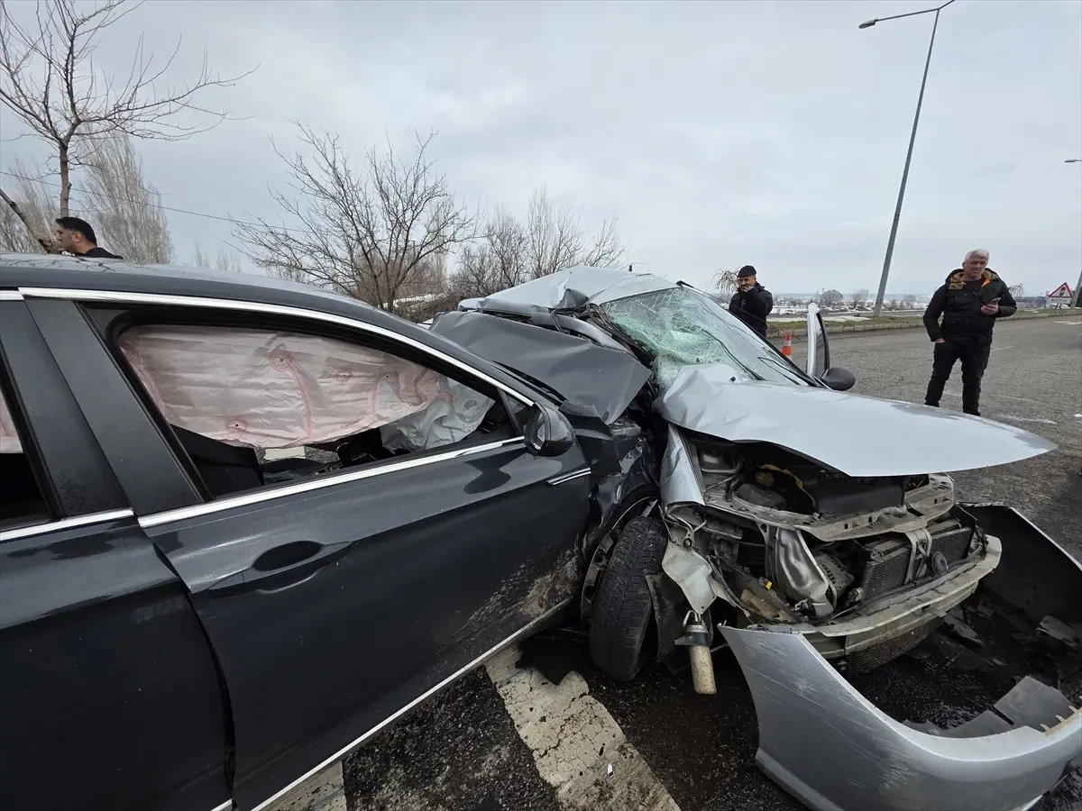 Bingöl\'de feci kaza: Baba ile oğlu öldü, 4 kişi yaralandı