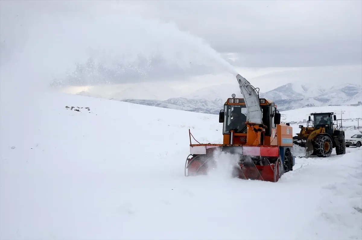 Bitlis\'te Kış Mücadelesi: Karla Savaş Devam Ediyor