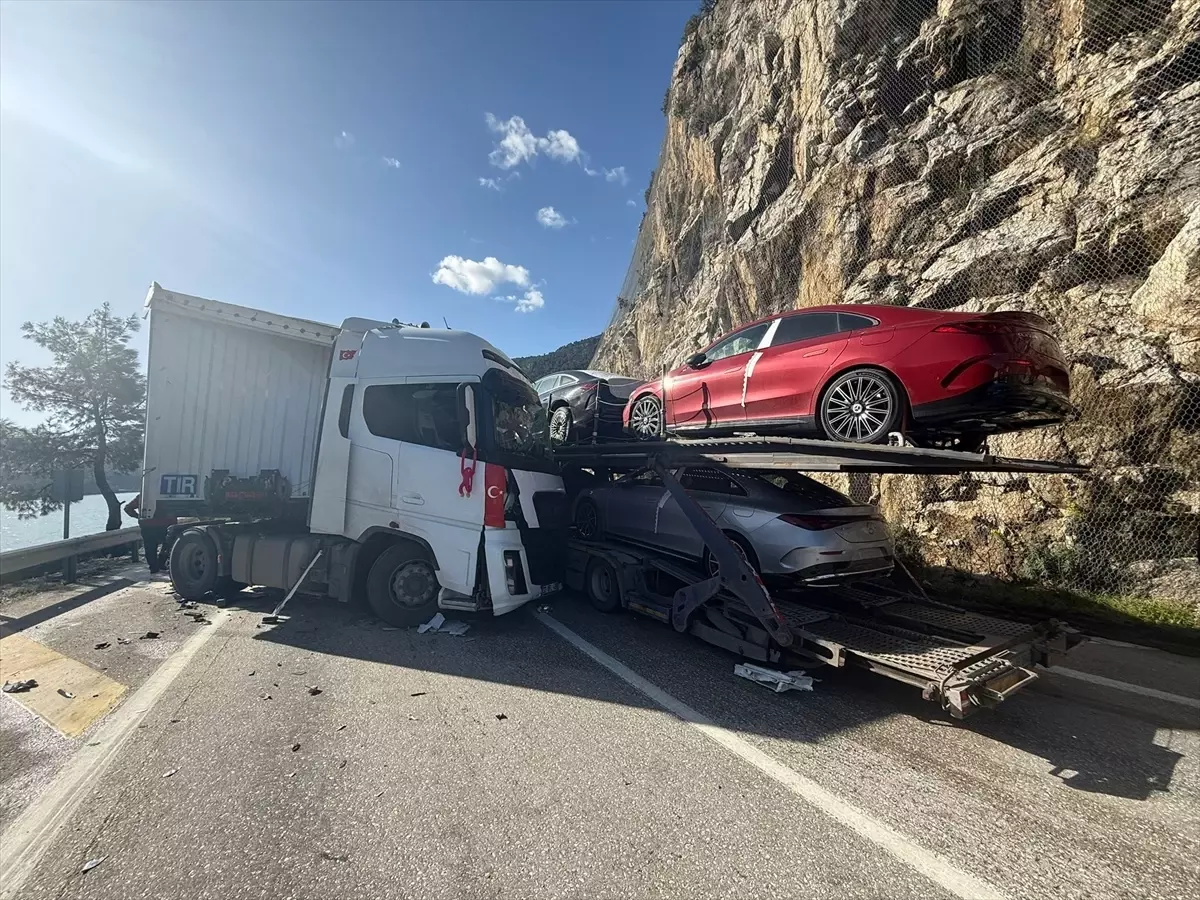 Bucak\'ta Tır Kazası: 2 Yaralı
