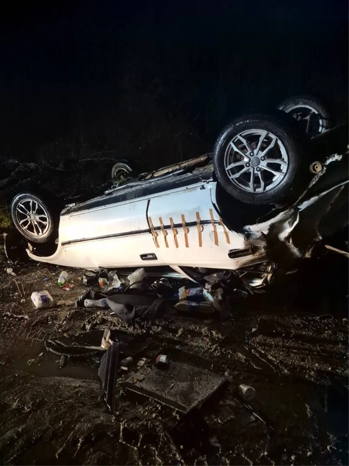 İnegöl\'de Otomobil Şarampole Devrildi