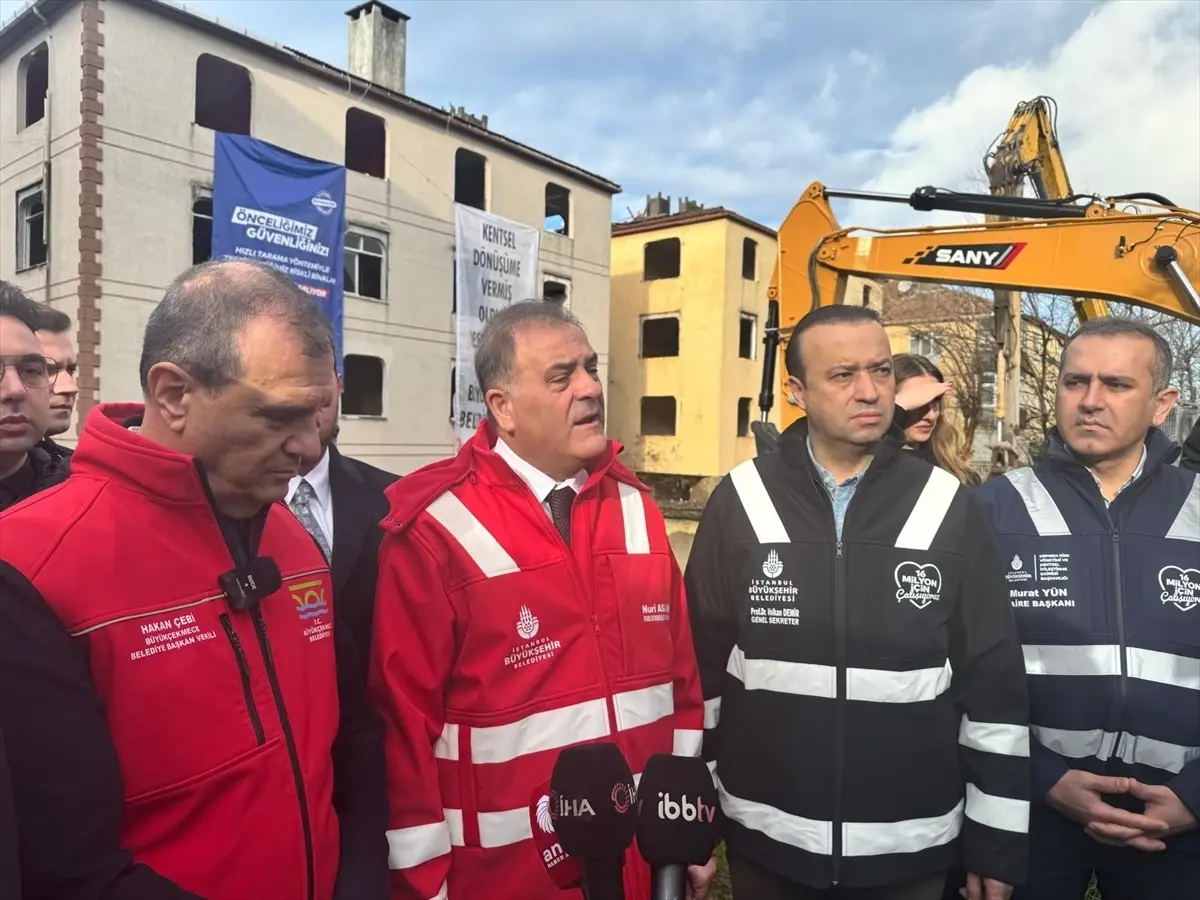 Büyükçekmece\'de İki Bina Yıkıldı