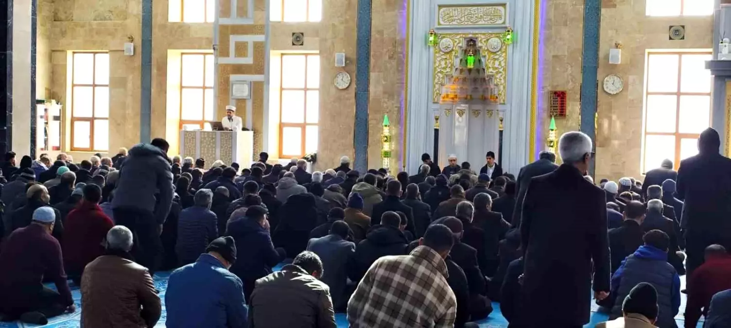 Çaldıran\'da deprem şehitleri dualarla anıldı