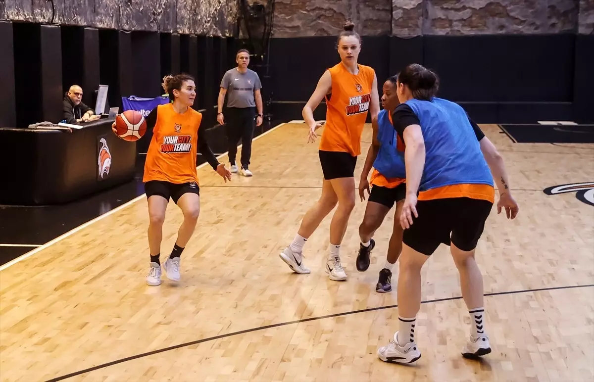 ÇİMSA ÇBK Mersin Yarı Finale Koşuyor