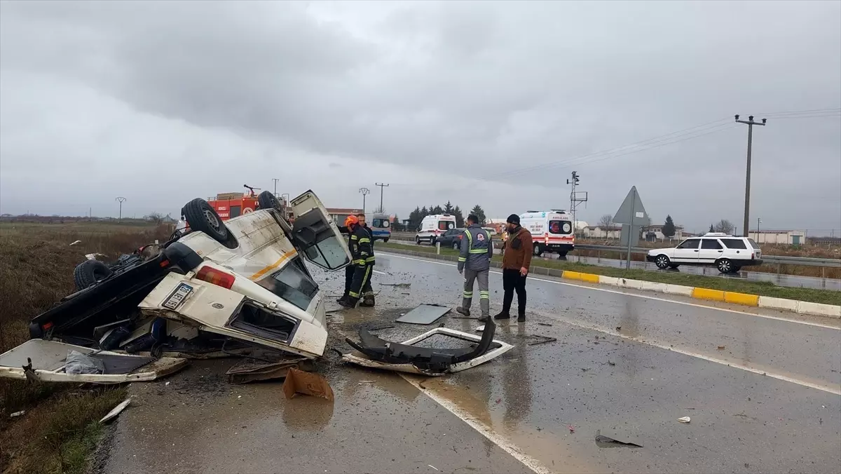 Çivril\'de Minibüs Devrildi: 2 Yaralı