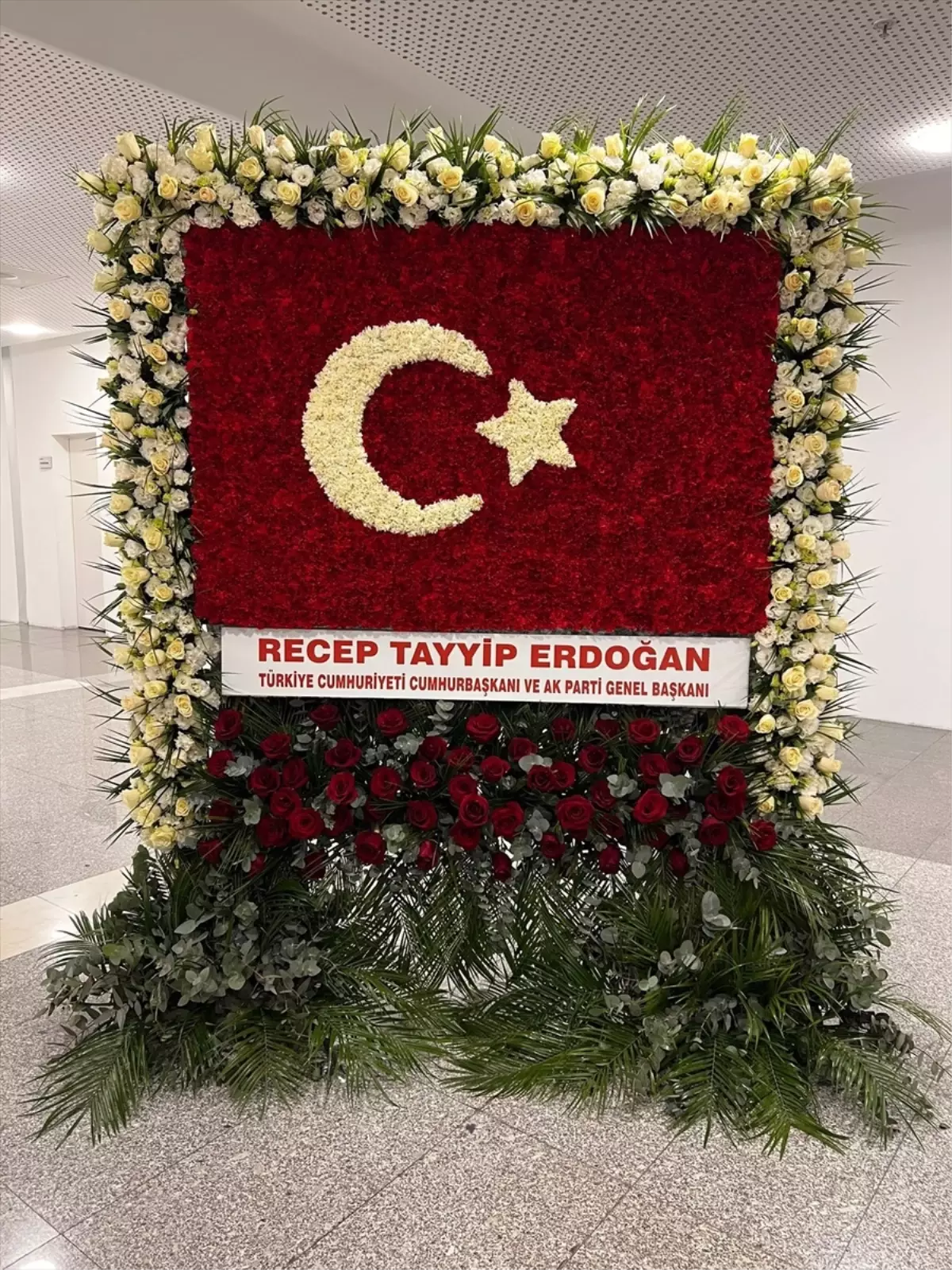 Cumhurbaşkanı Erdoğan\'dan MHP\'nin 57. kuruluş yıl dönümü için Türk bayraklı kutlama çiçeği