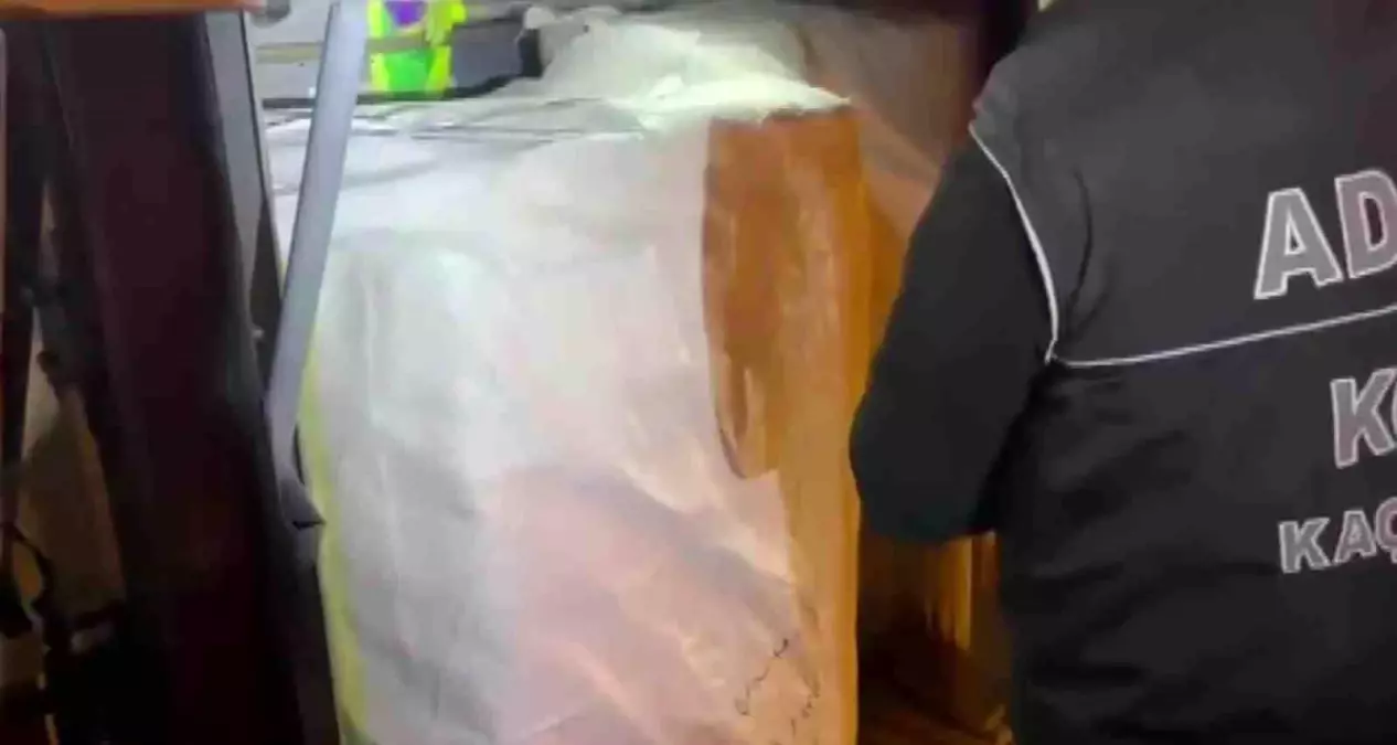 Adana\'da 14 Bin Paket Kaçak Sigara Ele Geçirildi