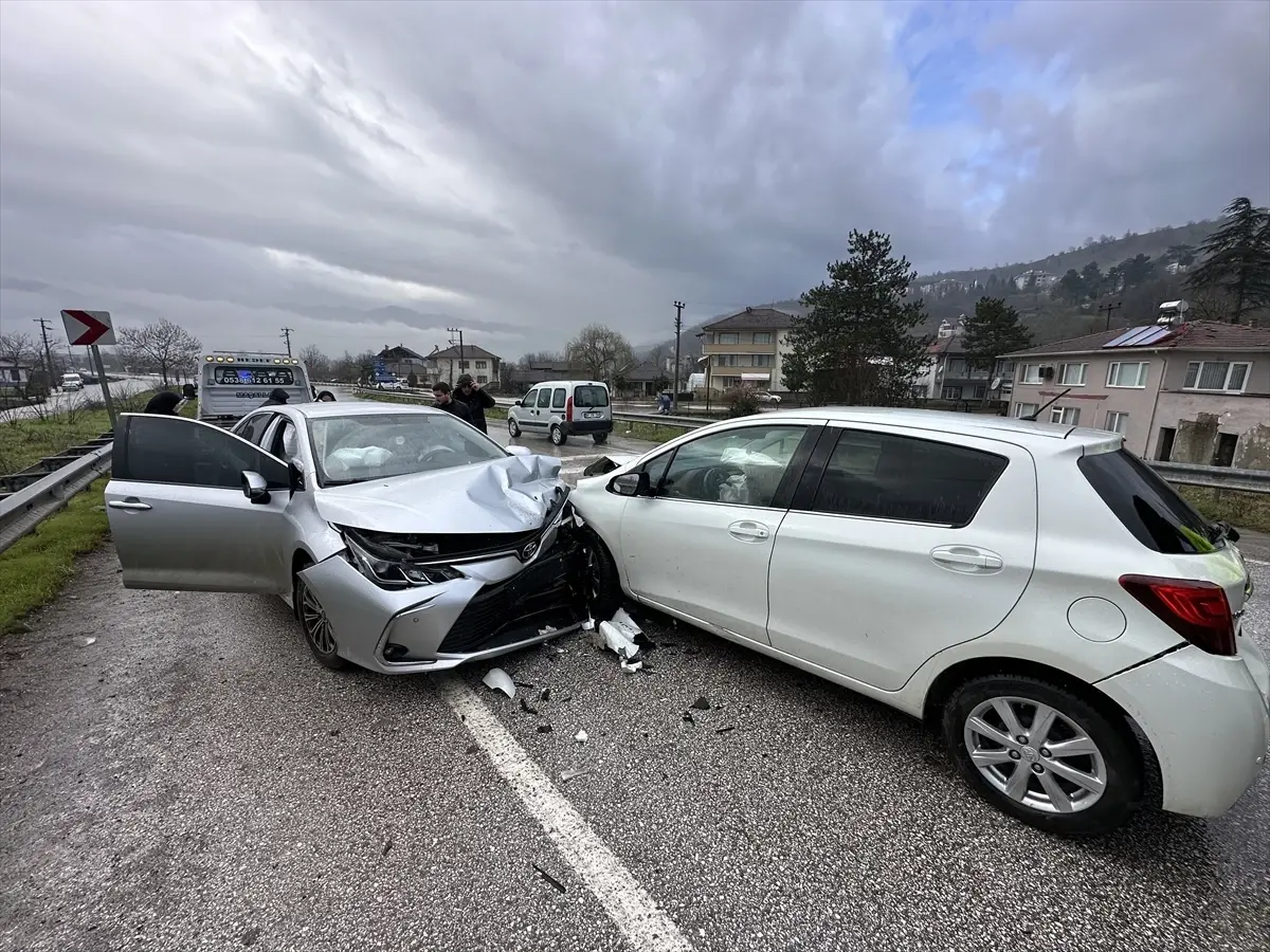 Düzce\'de Trafik Kazası: 3 Yaralı
