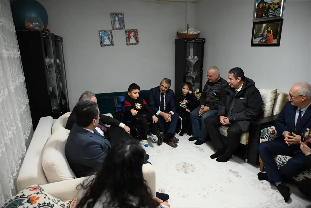 Vali Sezer, SMA Hastası Arel\'i Ziyaret Etti