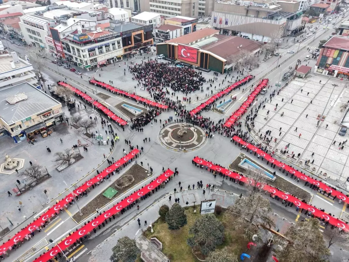 Erzincan\'da on binlerce kişi \'İstiklal Bayrakla, İstikbal Maarifle\' yürüyüşünde tek yürek oldu