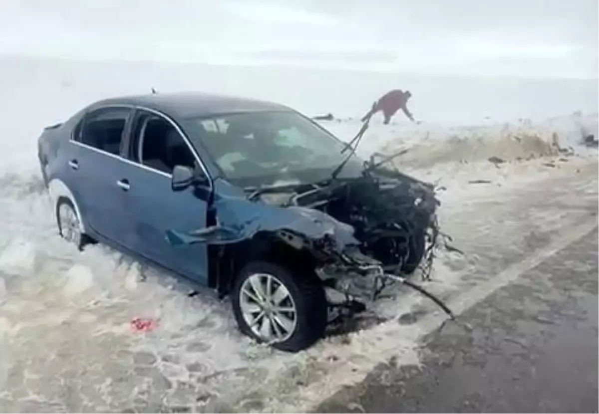 Karayazı\'da Tır-Otomobil Çarpıştı: Yaralılar Var