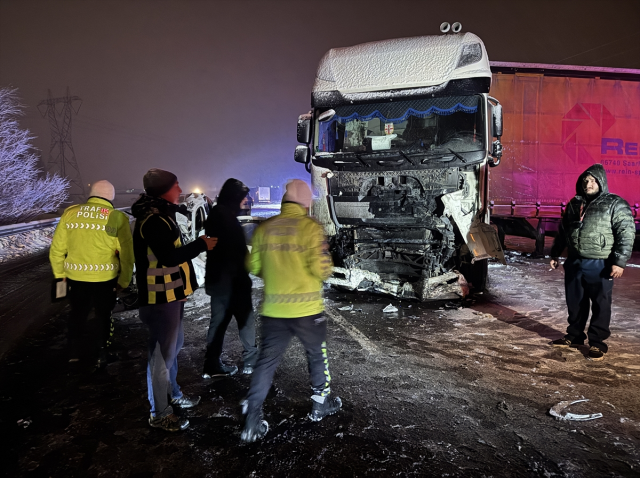 Erzurum'da tır ile çarpışan SUV tipi araçtaki 4 kişi hayatını kaybetti