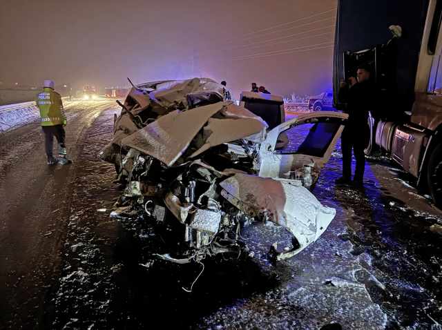 Erzurum'da tır ile çarpışan SUV tipi araçtaki 4 kişi hayatını kaybetti