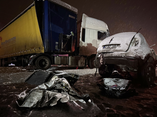 Erzurum'da tır ile çarpışan SUV tipi araçtaki 4 kişi hayatını kaybetti