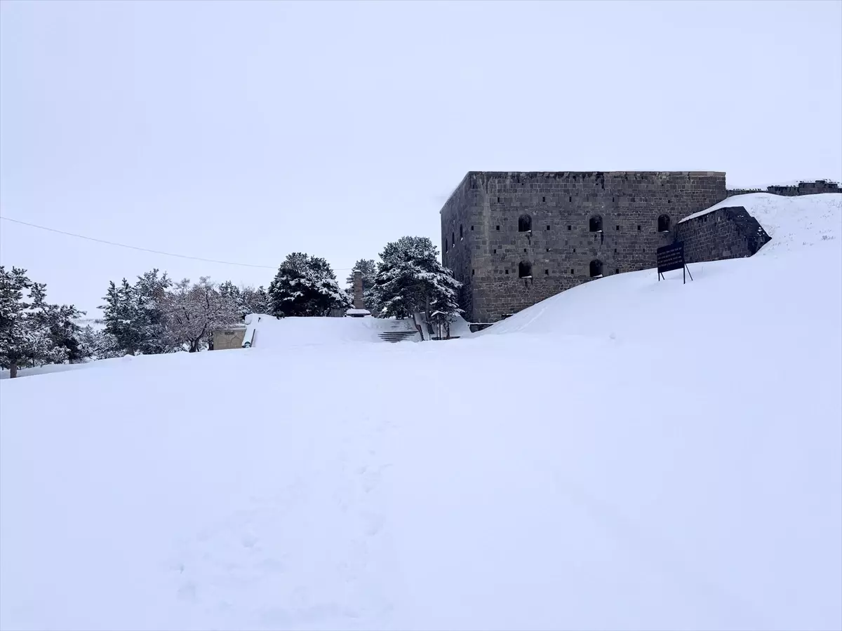 Erzurum\'da Kar Yağışı ve Tarihi Tabyalar