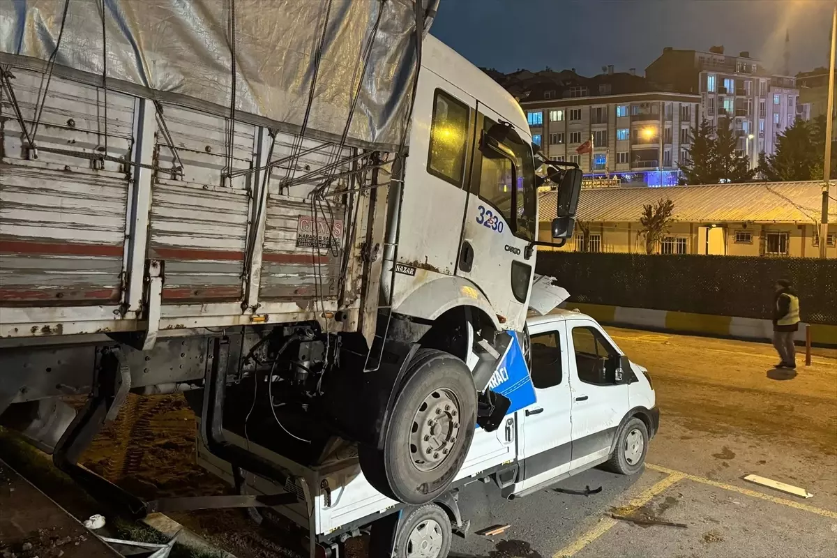 Esenyurt\'ta Kamyon Yokuşta Kaydı