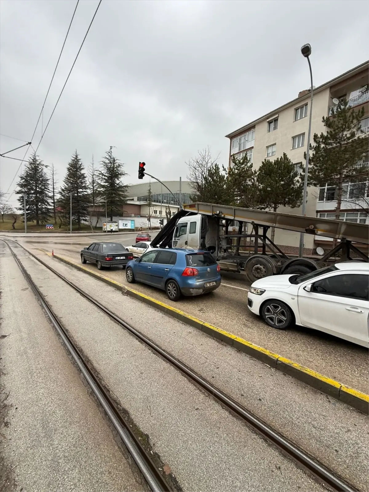 Kamyonun Demirleri Otomobile Saplandı