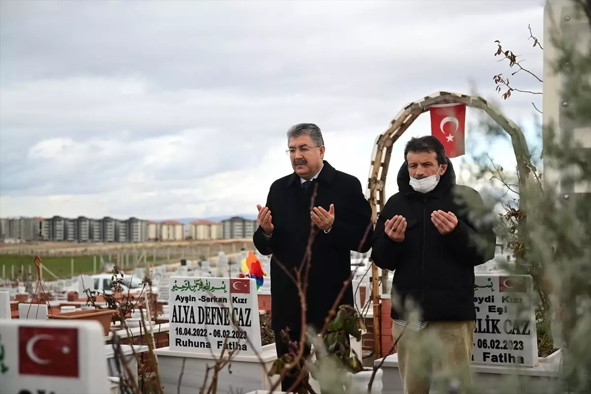 Vali Yılmaz, Deprem Şehitlerini Ziyaret Etti