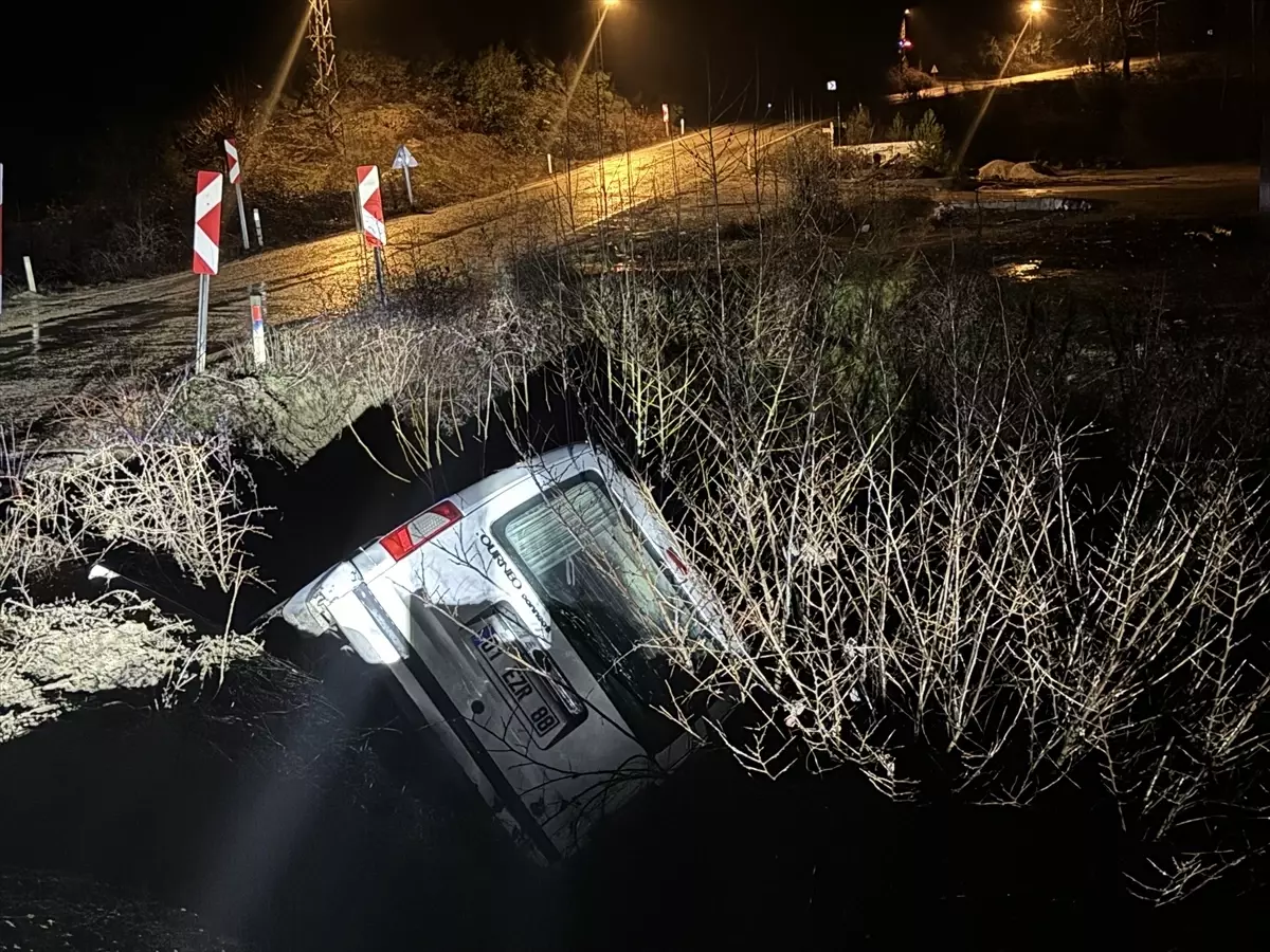 Feke\'de Araç Dereye Düştü: Sürücü Yaralı
