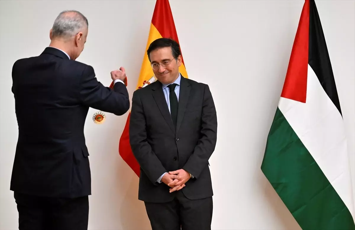 Filistin, İspanya Dışişleri Bakanı\'na Nişan Verdi