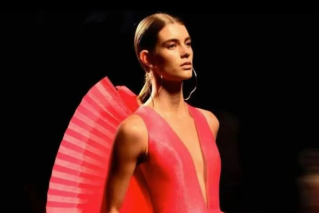 Genç manken evinde ölü bulundu