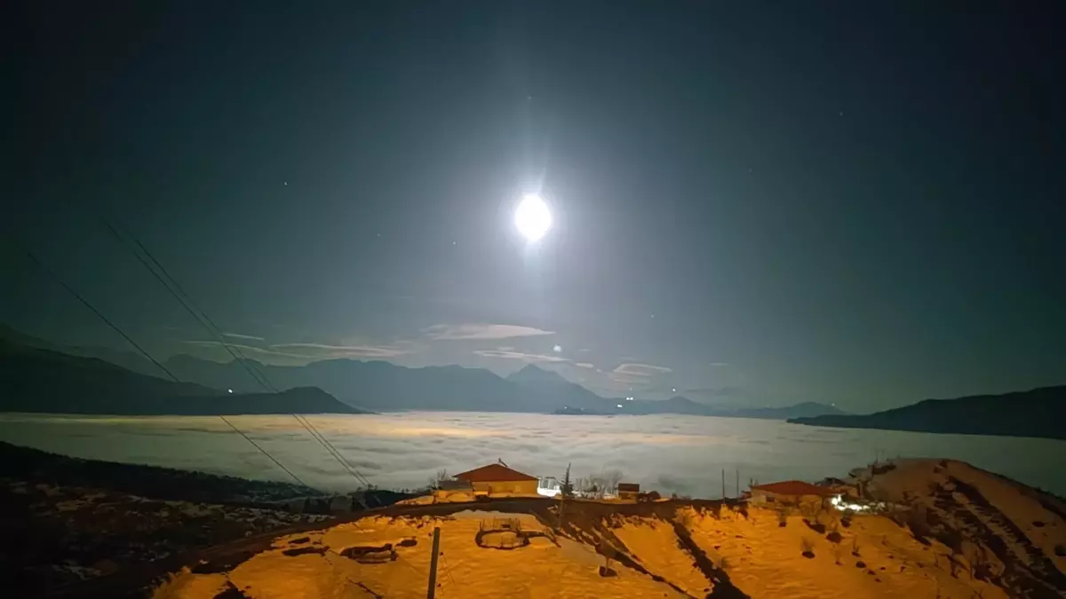 Derecik\'te Yoğun Sis Manzarası