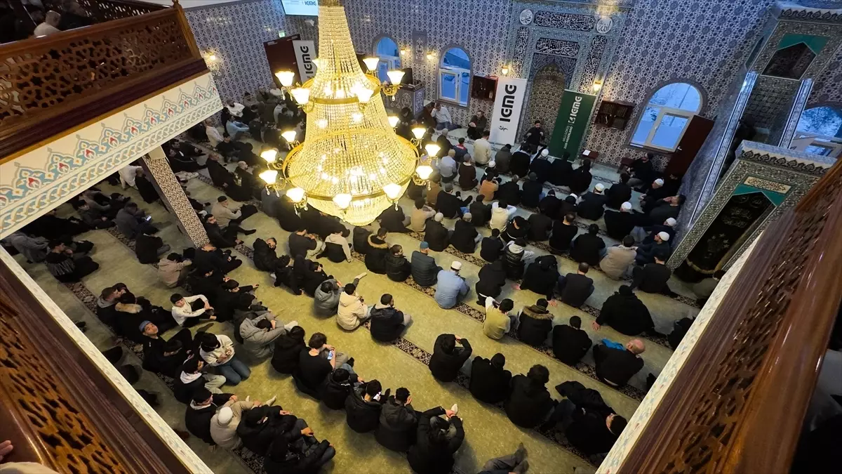 Hollanda\'da 1000 Genç Sabah Namazında Buluştu