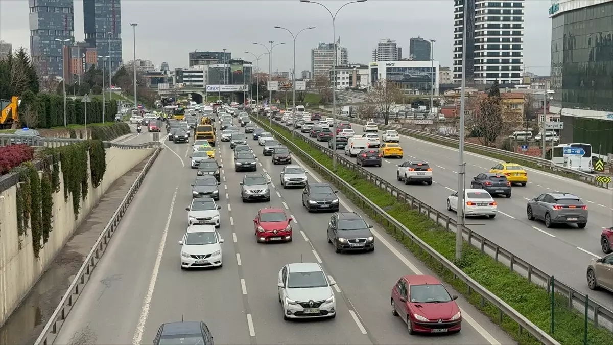 İstanbul Anadolu Yakası\'nda trafik yoğunluğu yüzde 80\'e ulaştı