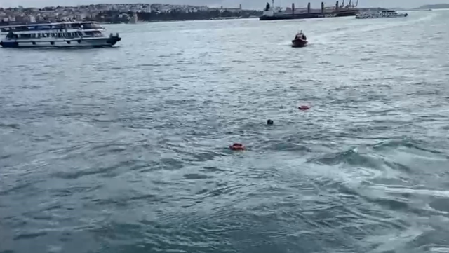 İstanbul'da bir kişi vapurdan denize atladı, görevliler ve vatandaşlar onun için seferber oldu