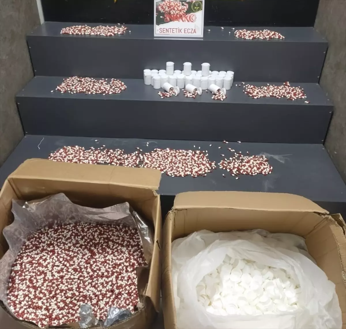 İzmir\'de Uyuşturucu Operasyonu: 104 Bin Sentetik Ecza Ele Geçirildi