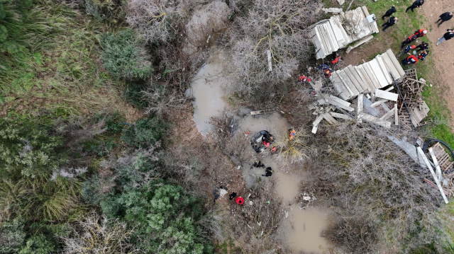 İzmir'de otomobil, dere üzerindeki köprüden geçerken sele kapıldı: 2 ölü İzmir'de otomobil, dere üzerindeki köprüden geçerken sele kapıldı: 2 ölü