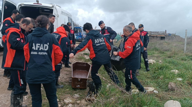 İzmir'de otomobil, dere üzerindeki köprüden geçerken sele kapıldı: 2 ölü İzmir'de otomobil, dere üzerindeki köprüden geçerken sele kapıldı: 2 ölü
