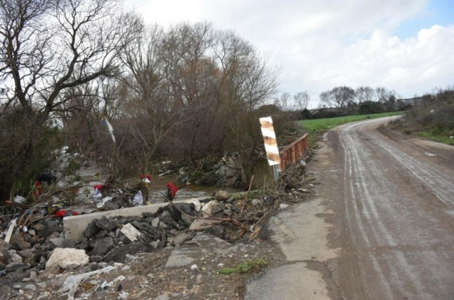 İzmir'de otomobil, dere üzerindeki köprüden geçerken sele kapıldı: 2 ölü İzmir'de otomobil, dere üzerindeki köprüden geçerken sele kapıldı: 2 ölü