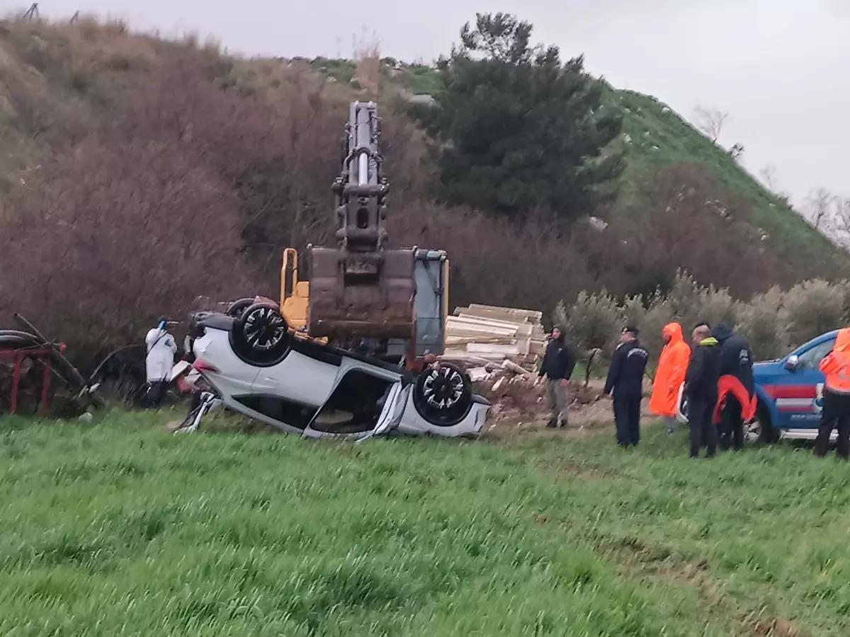 İzmir\'de Otomobil Dere Yatağından Çıkarıldı