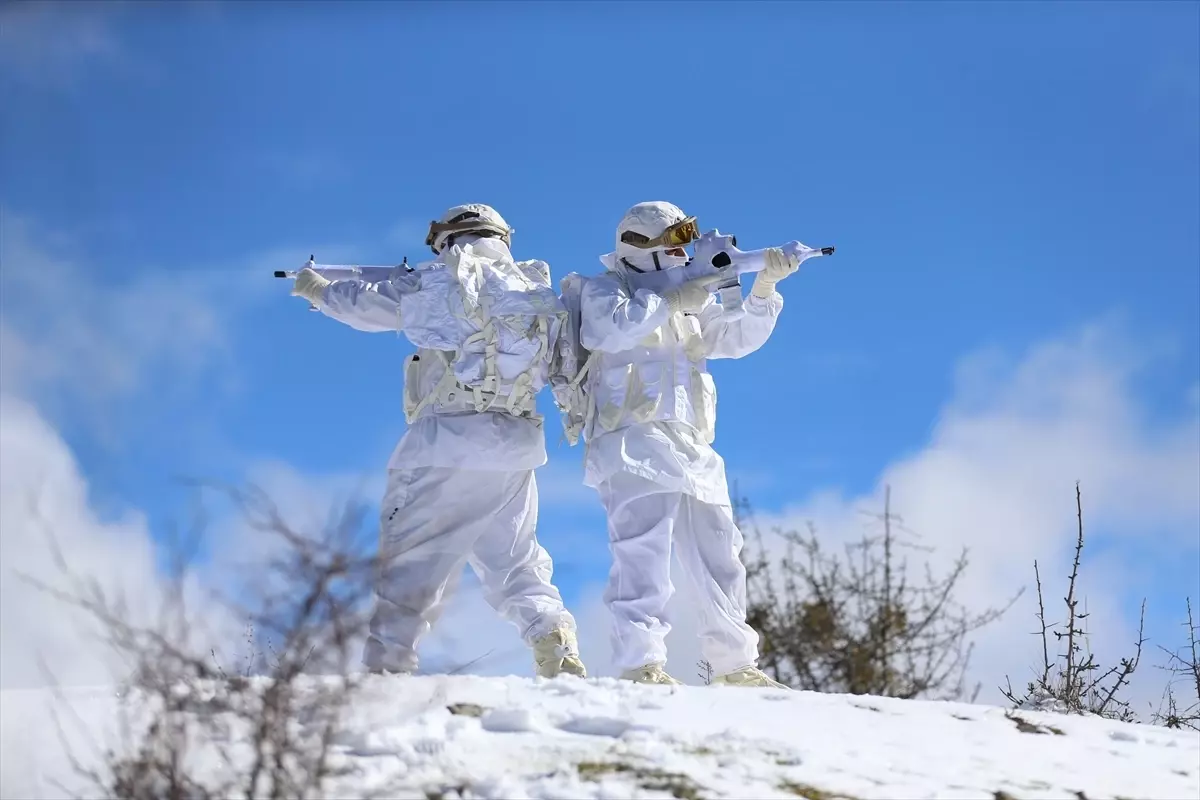Zorlu Arazi Eğitimleriyle Komandoların Yetenekleri Gelişiyor