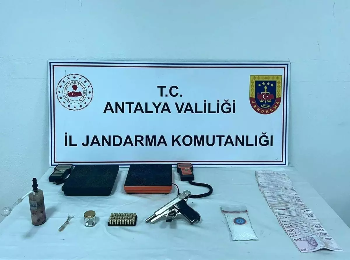Antalya\'da Uyuşturucu ve Silah Ele Geçirildi