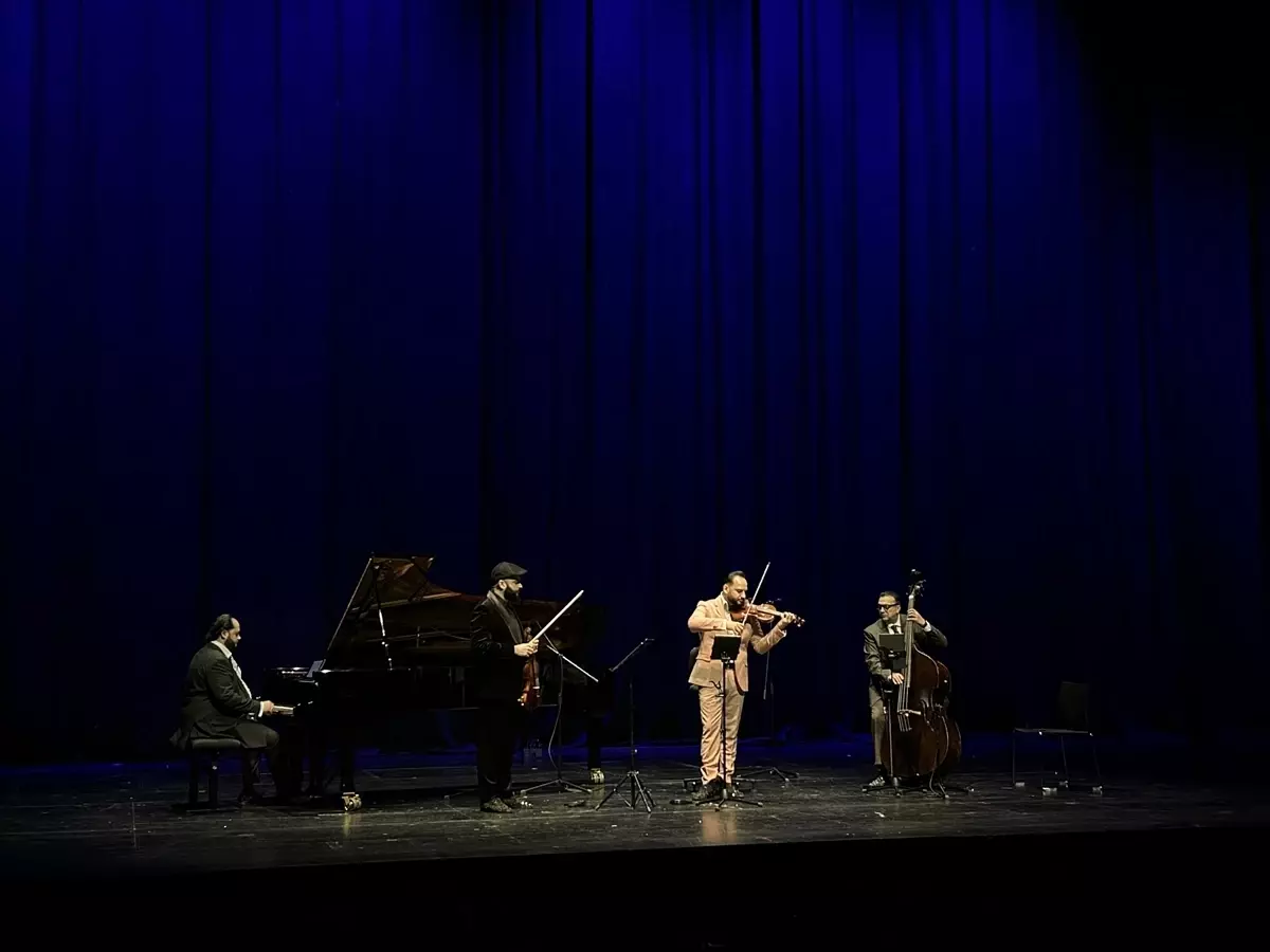 Janoska Ensemble AKM\'de Muhteşem Performans