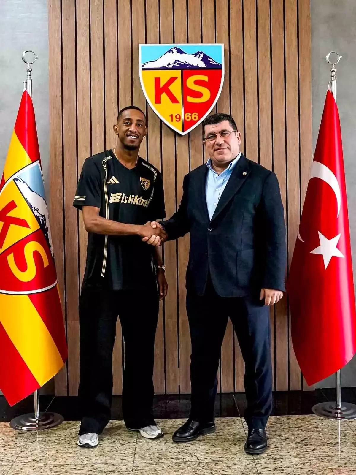 Kayserispor, Joshua Brenet ile Anlaşma Sağladı