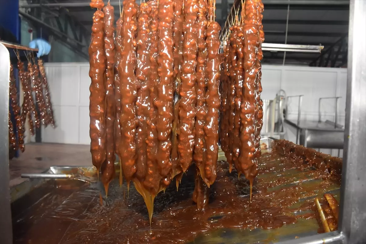 Kadınlar Köme İçin Ceviz Diziyor