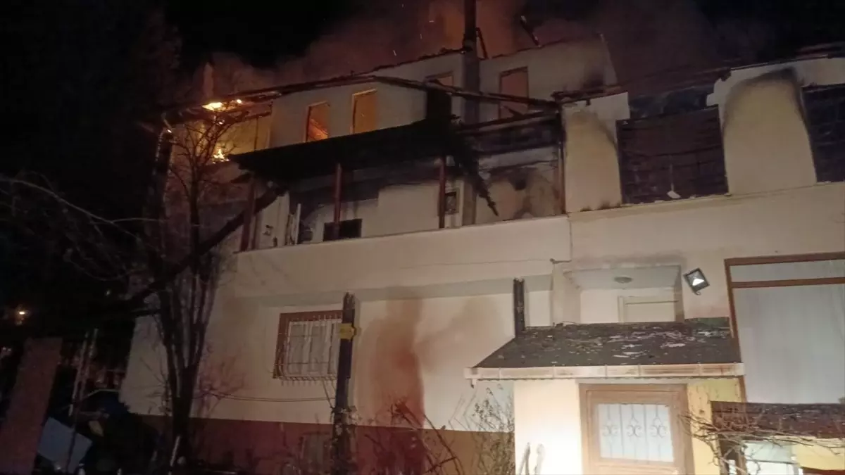 Safranbolu\'da Yangın: İki Kat Kullanılamaz Hale Geldi