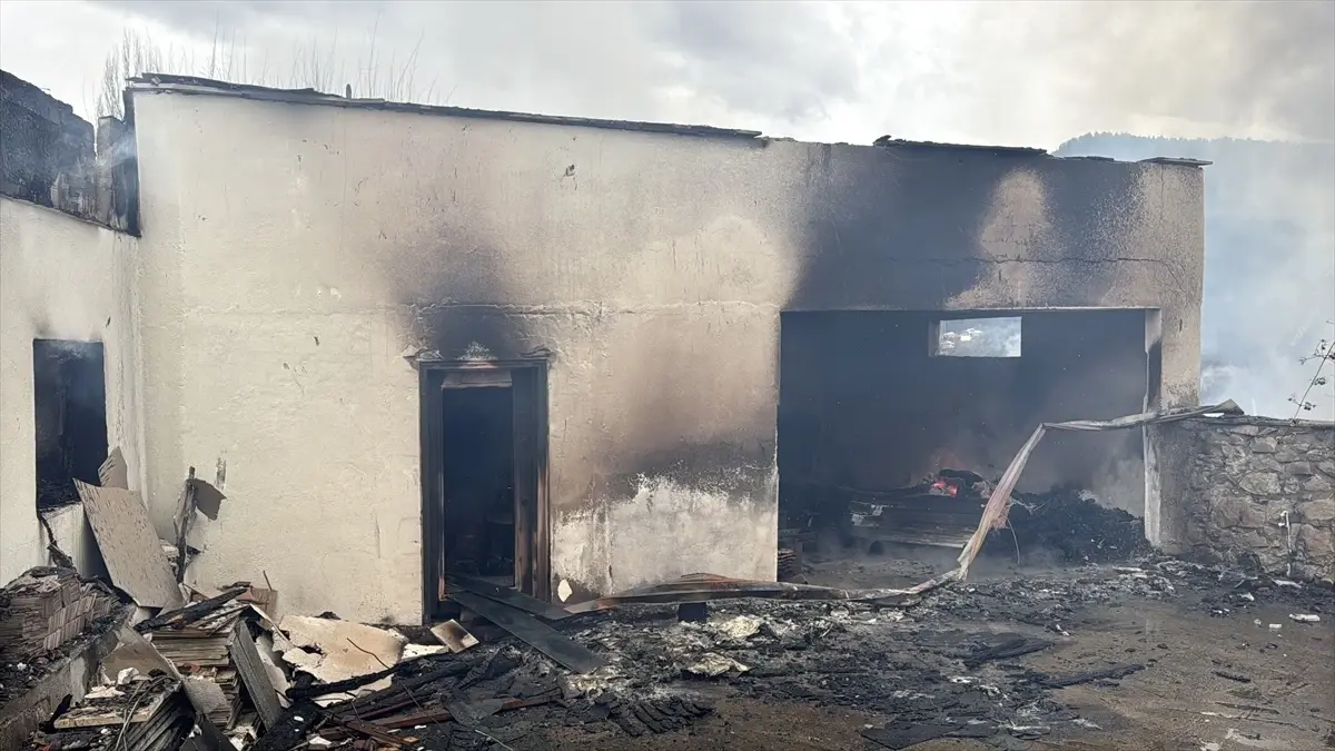 Ovacık\'ta Yangın: 4 Ev Yanarak Kül Oldu