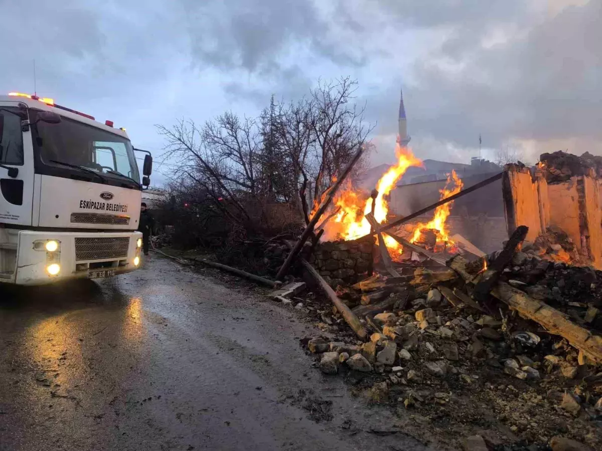 Karabük\'te köyde çıkan yangın 4 evi ve bir ahırı küle çevirdi