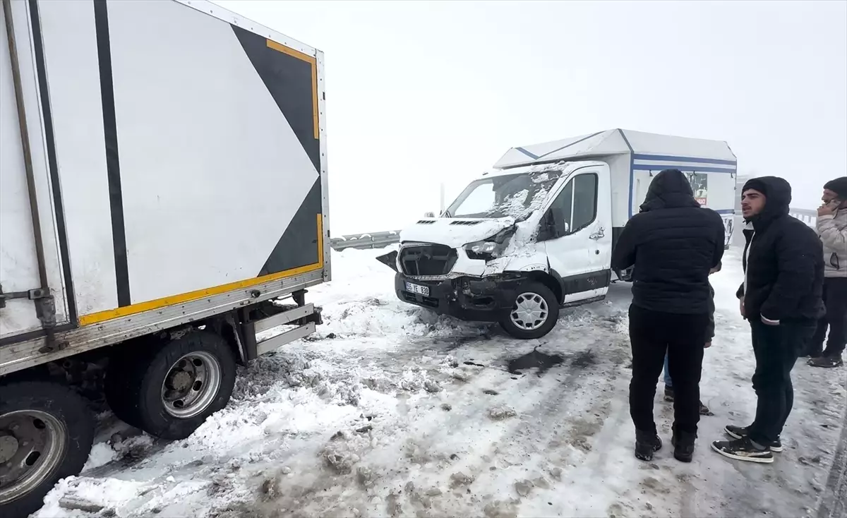 Sarıkamış\'ta Zincirleme Kaza: 5 Araç Hasar Gördü