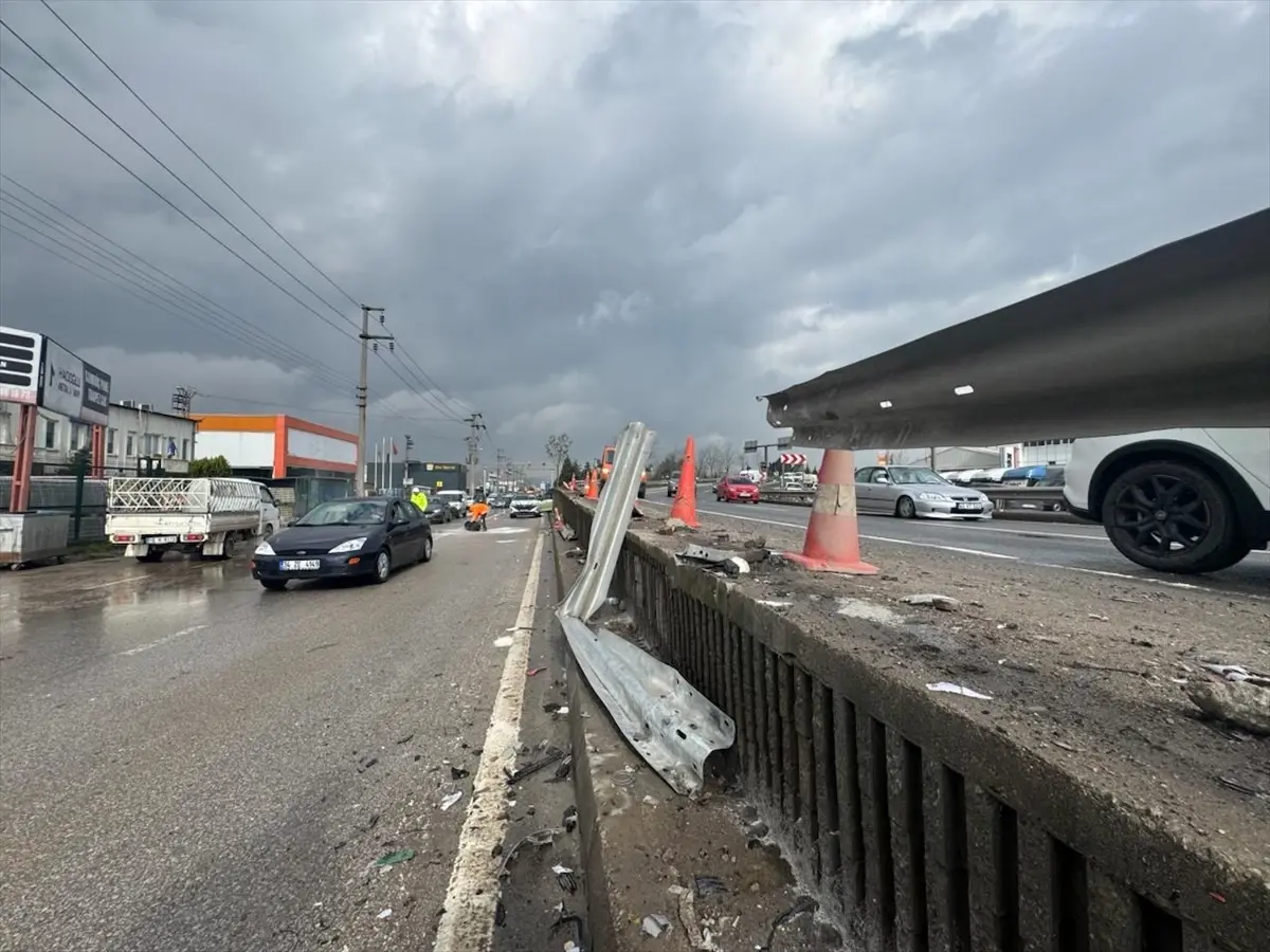 İzmit\'te Otomobil Kazası: 2 Yaralı