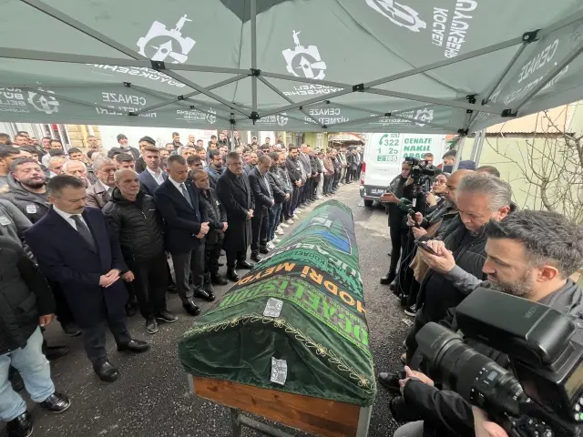 Kocaelispor-Beşiktaş maçında taraftarın tribünden düştüğü anlar kamerada Kocaelispor-Beşiktaş maçında taraftarın tribünden düştüğü anlar kamerada